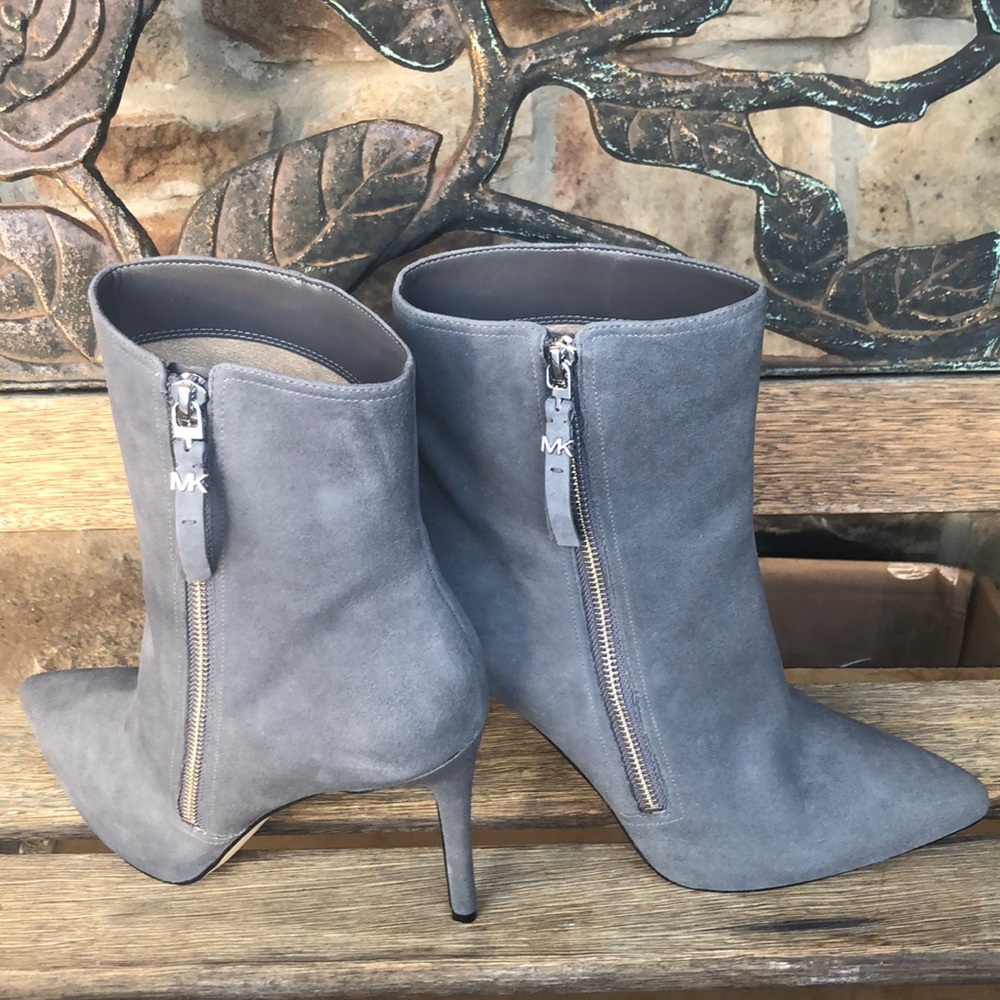 🆕👢Michael Kors London Grey suede bootie. 9.5